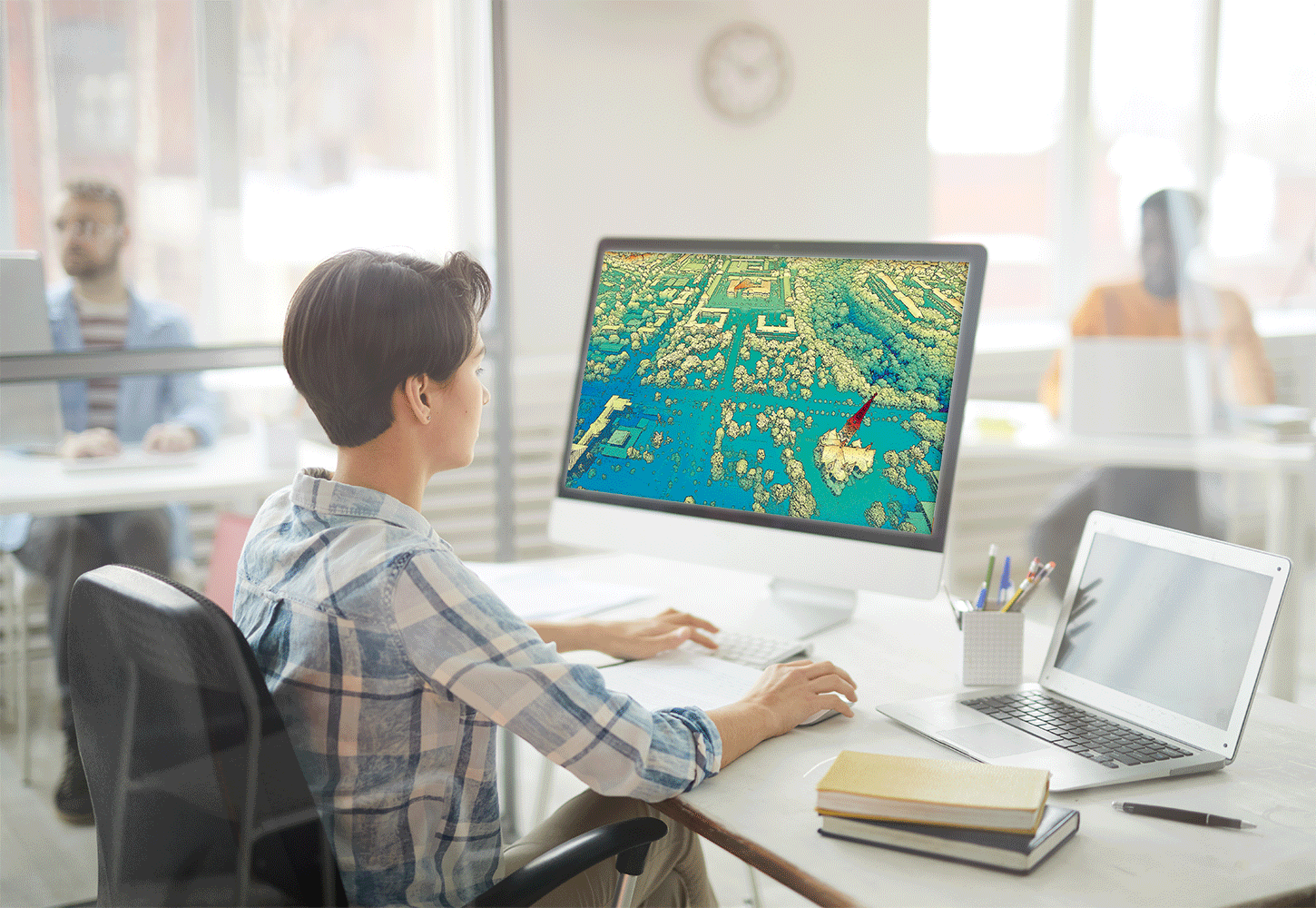 Auszubildender am PC im Großraumbüro