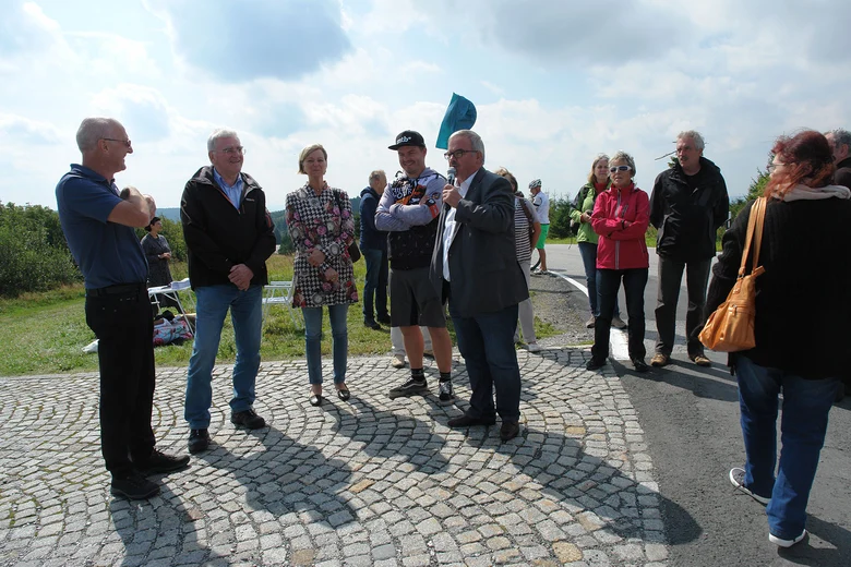 kleine Menschentraube bei Präsentation