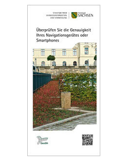 Flyer der Stelle des Referenzpunktes zur Überprüfung der Genauigkeit des Navigationsgerätes oder Smartphones vorm Gebäude des GeoSN