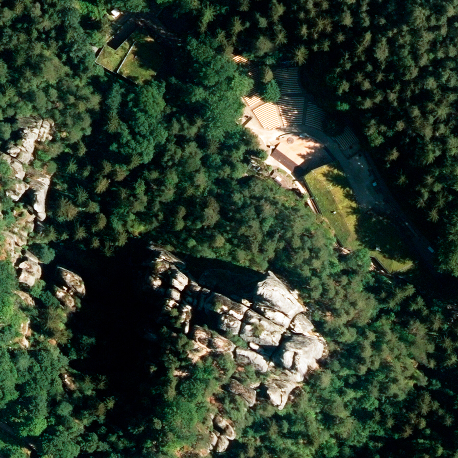 Luftbildaufnahme von Ferdinandstein und Felsenbühne Rathen