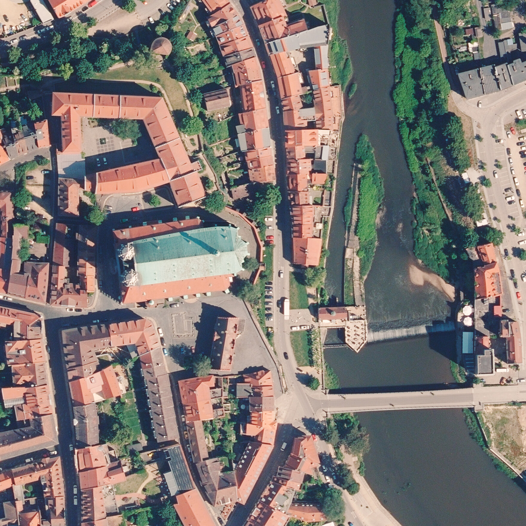 Luftbildaufnahme von Lausitzer Neiße und Peterskirche Görlitz