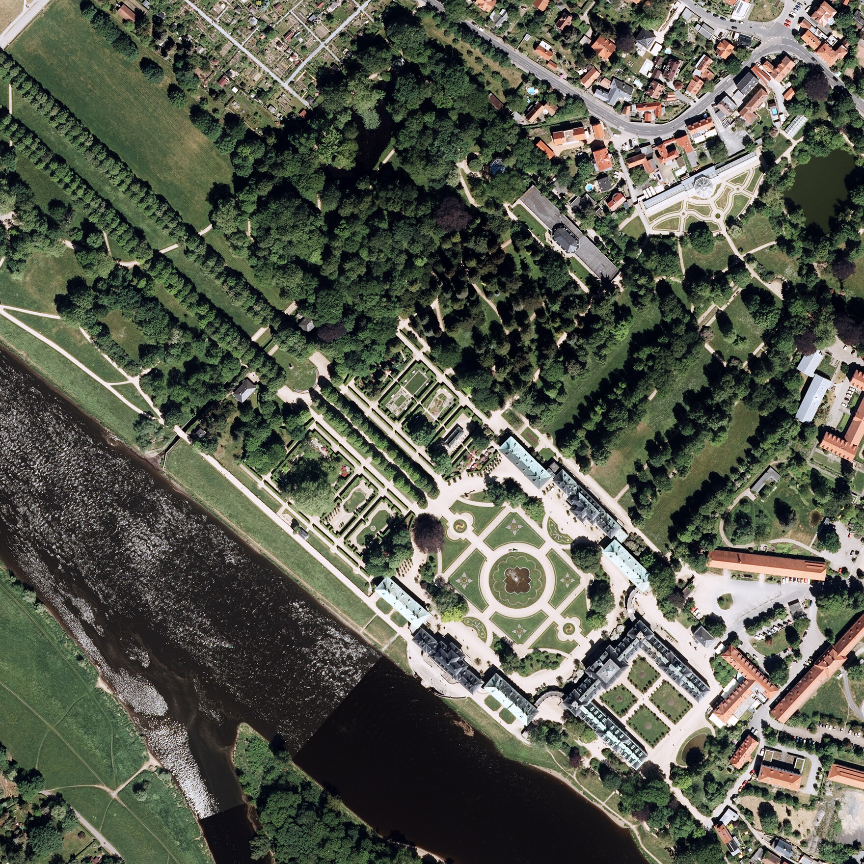 Luftbild von Schloss und Park Pillnitz