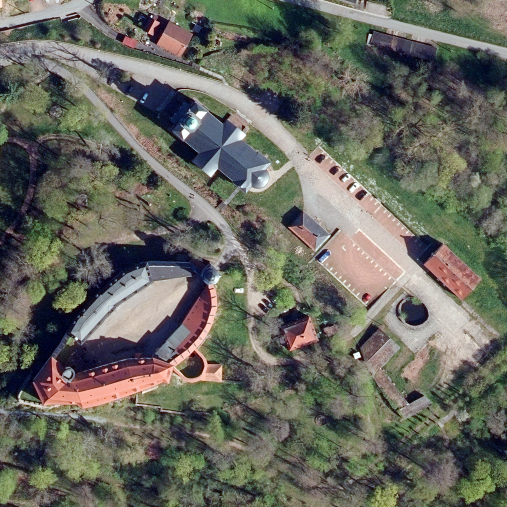 Luftbild von Kirche und Schloss Wolkenburg